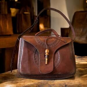 Vtg Hand Tooled 100% Saddle Leather Wooden Peg Closure Satchel Crossbody Bag
